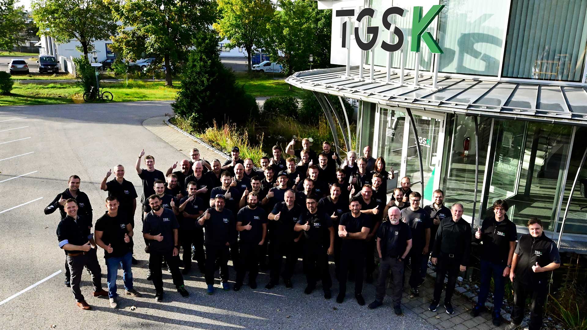 Arial shot des TGSK Teams vor dem Standort in Kempten
